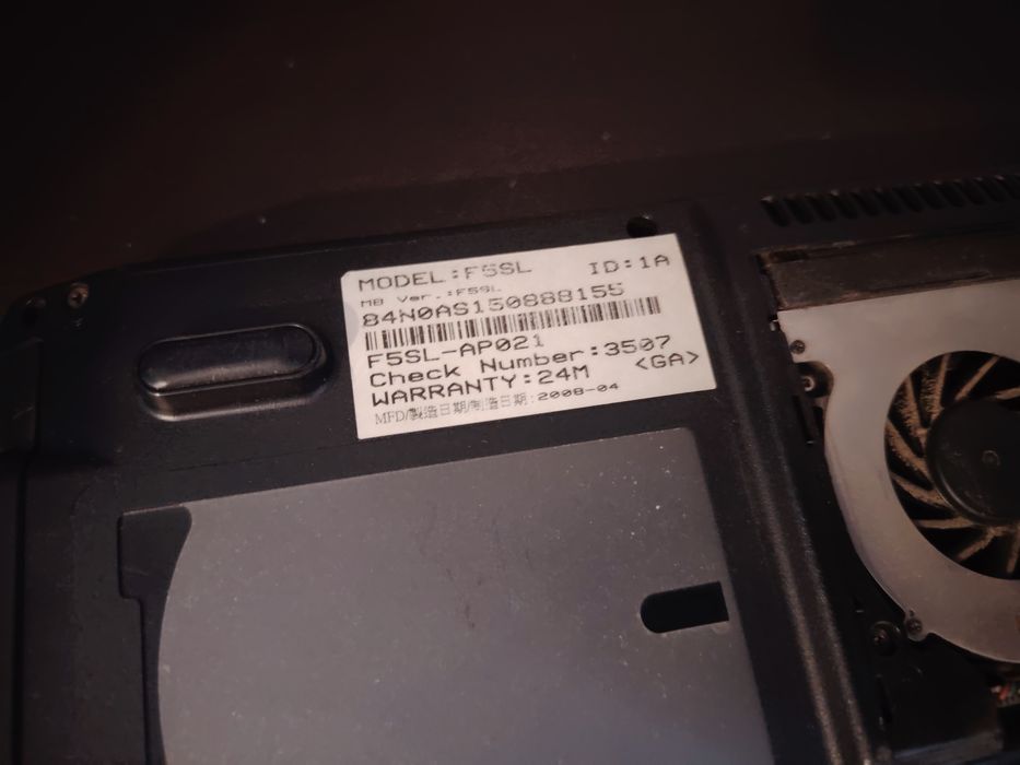 Продавам лап топ Асус за части! Пуска се и работи до едно положение.