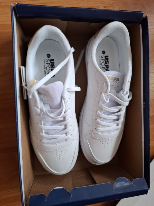 Adidași noi cu eticheta