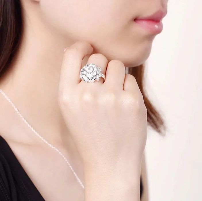 Серебряный комплект у каждого из них есть проба 925
