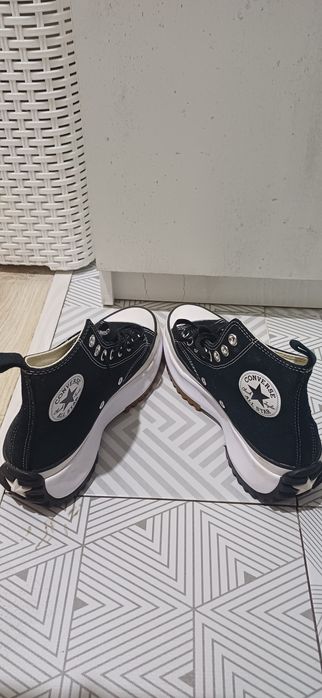 Продам брендовые кроссовки 40 размер