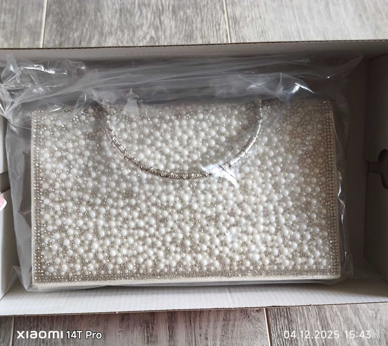 Булчинска рокля в комплект с обувки чанти и каса за пликове