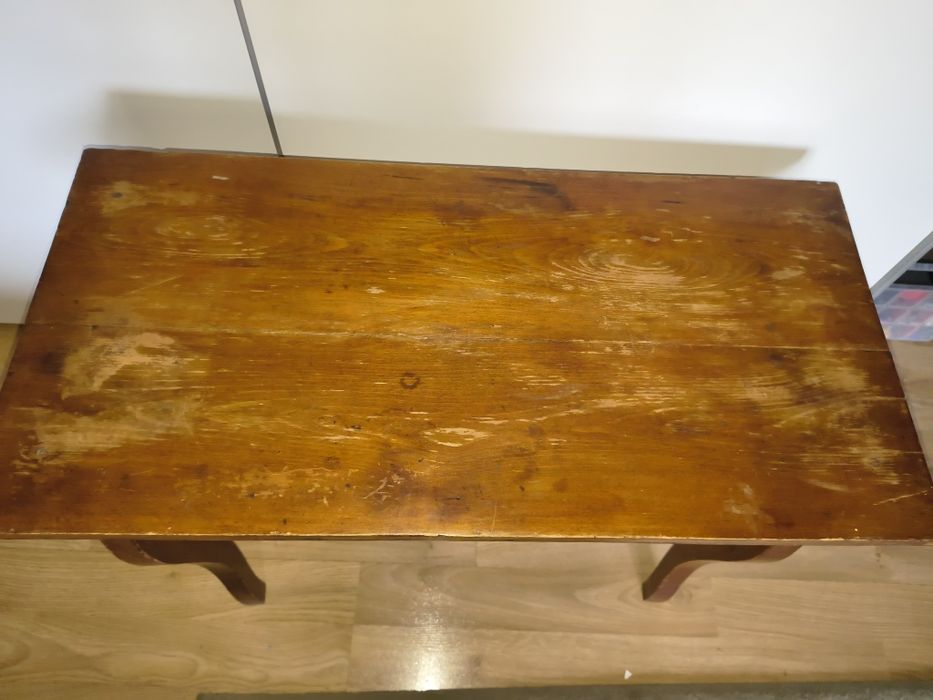 Măsuța din lemn masiv, cu un sertar în stil artistic popular-folk art