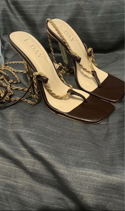 Sandale cu toc si lanț