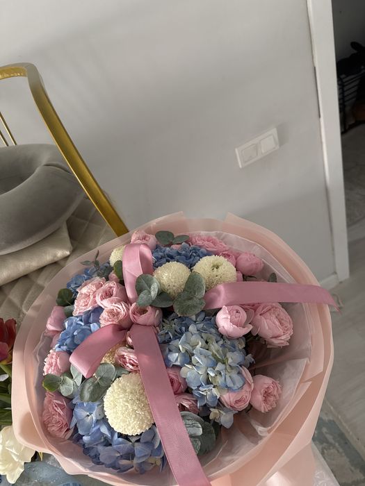 Цветы. Свежие, пышные, только что пришла