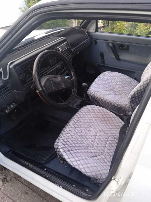 Автомобиль Фольксваген Гольф 2