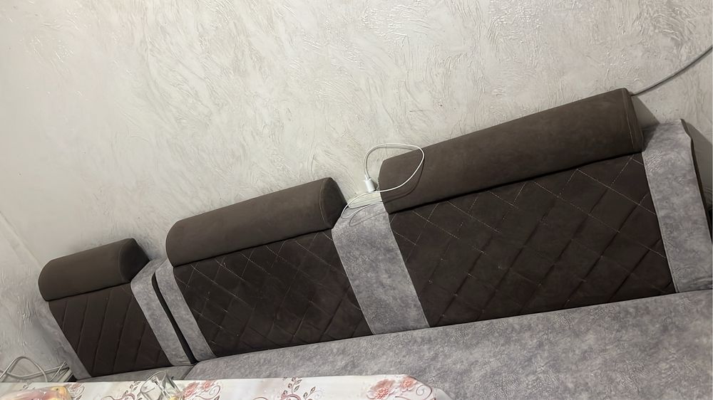 Продаётся кухонный уголок со стульями цена договорная