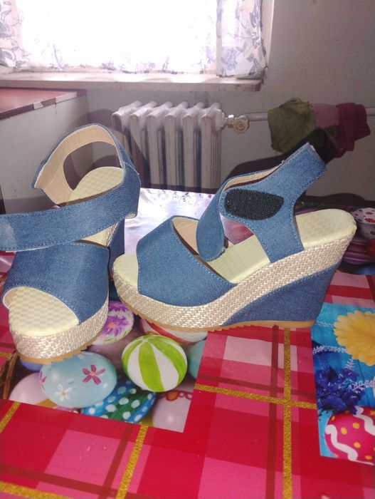 Sandale cu platforma