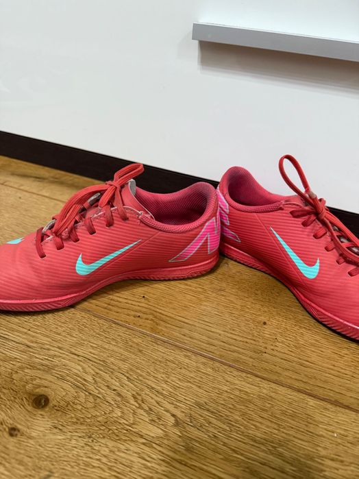 Футболни маратонки Найк за зала