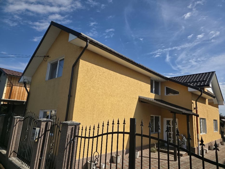 Vând casa P+E si teren