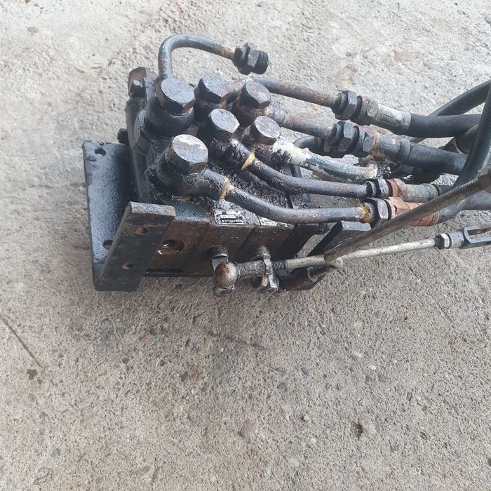 Distribuitor tractor Universal utb sau Fiat 4 ieșiri