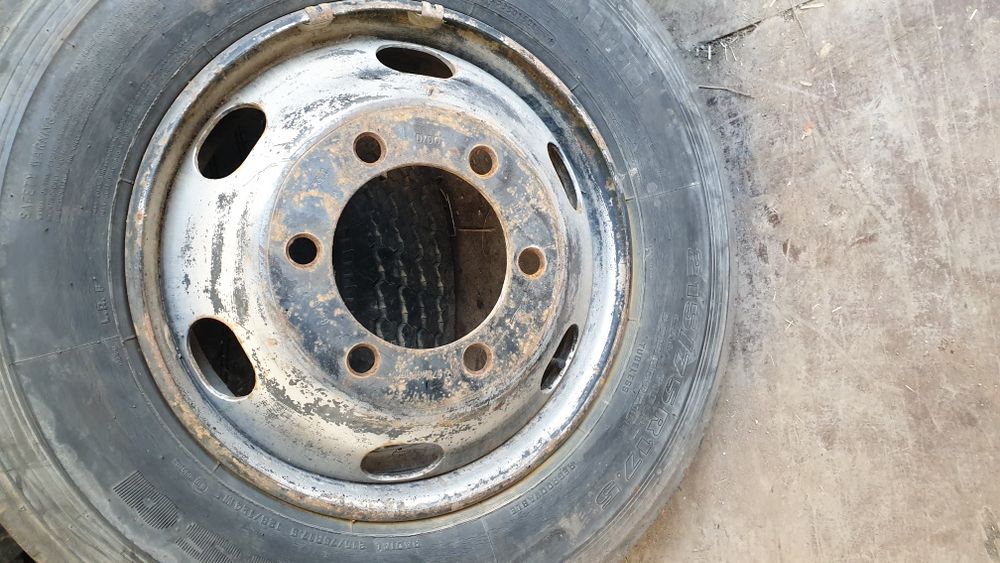 Джанта с гума 215 75 17.5 ласа