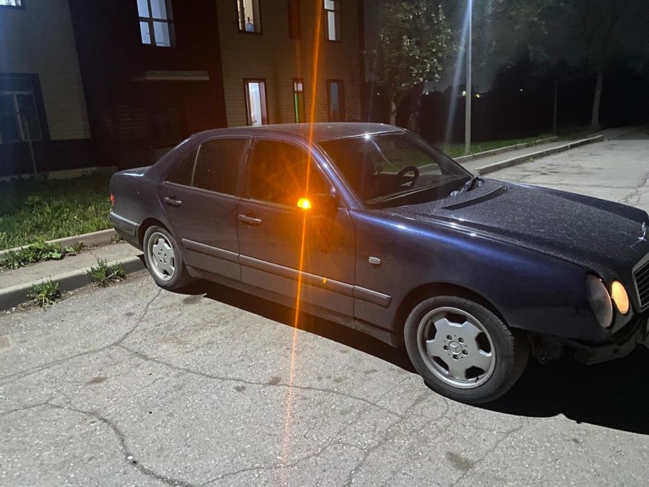 Автомобиль Mercedes-Benz W210