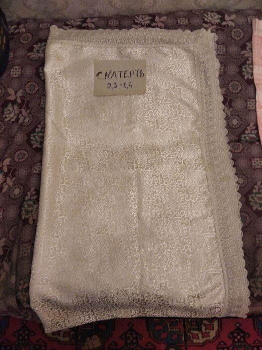 Новая шикарная праздничная скатерть 3,2*1,8м выбитая красивым рисунком