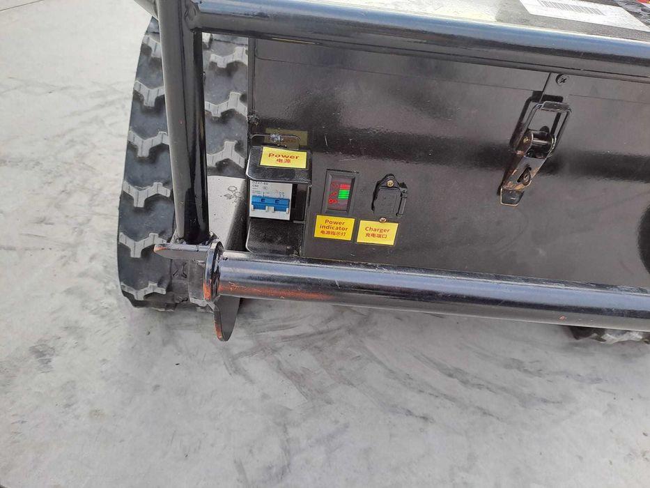 Tocator de vegetatie cu telecomanda si senile 15cp 80cm latime