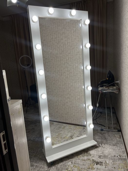 СРОЧНО ПРОДАЮ! Гримерное зеркало с подсветкой (почти новое)