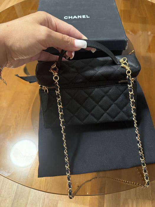 Продавам CHANEL 22 Hand Bag