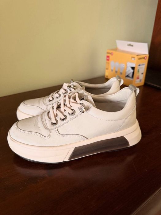 Vând adidași din piele naturală, în stare bună.