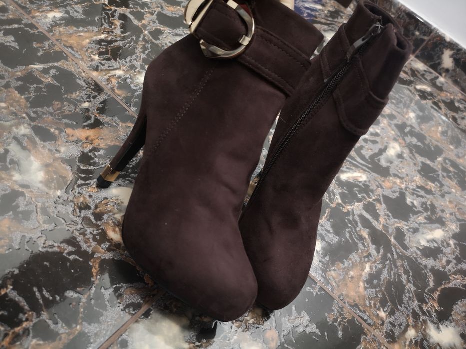 Vând botine noi.