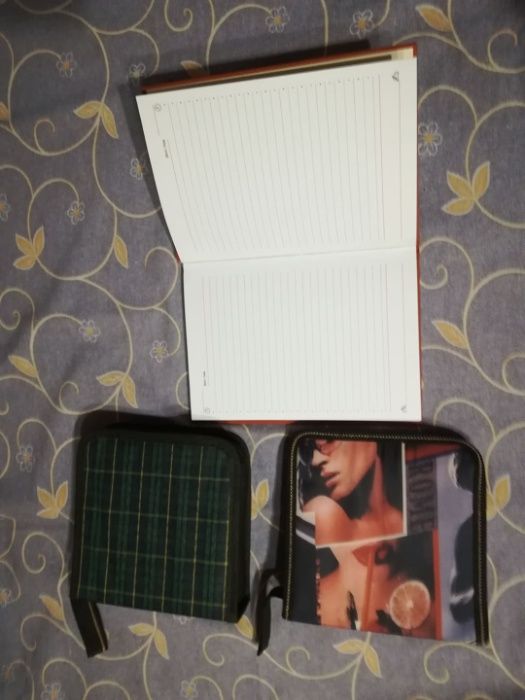 Два броя чантички за дискове+1 тефтер