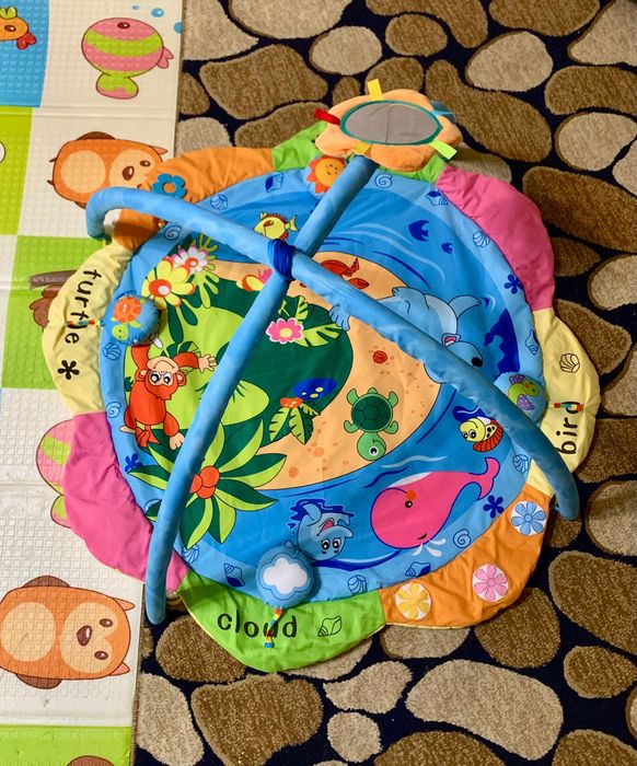 Детский коврик с игрушками