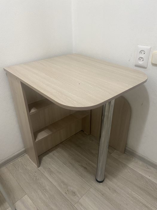 Продаю стол обеденный