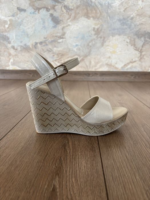 Сандали на платформа