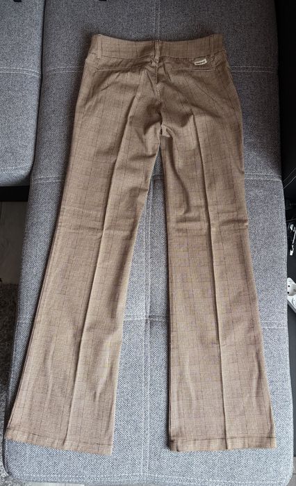 Pantaloni femei croiala skinny evazati