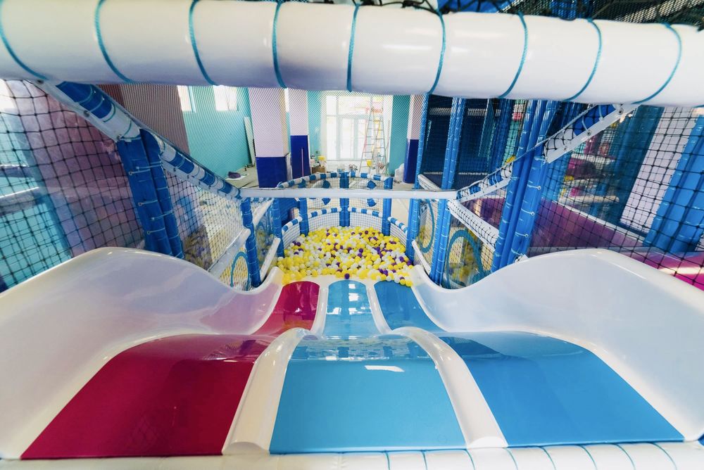 Se vinde loc de joaca interior-exterior