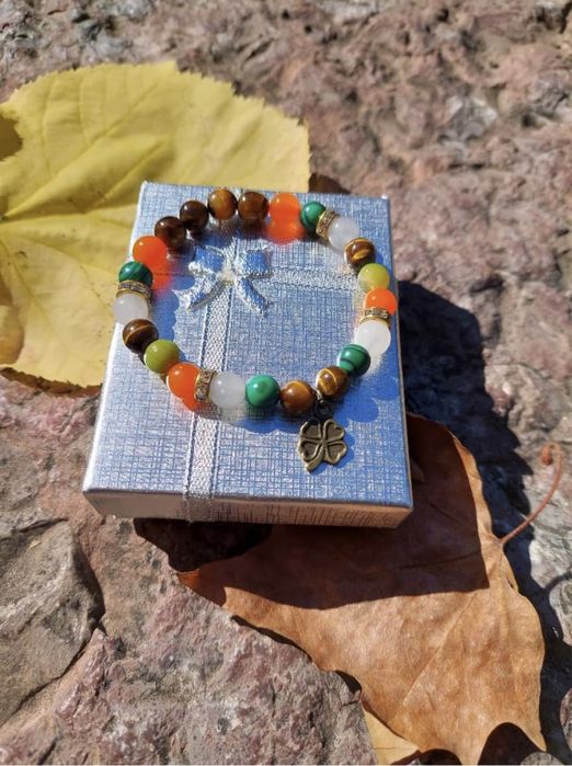 Продавам гривни  от естествени камъни