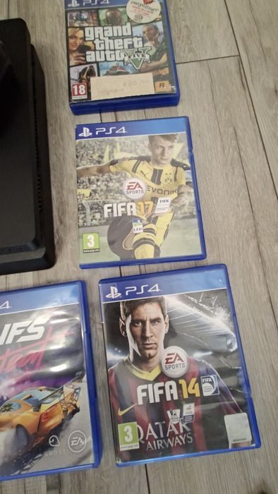 Продавам PlayStation 4 Slim ! 500 Gb със 8 игри