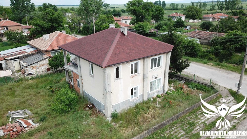 Продавам двуетажна къща с 216РЗП и хубав ъглов двор с площ от 700кв.м. в село Конуш на асфалтов път топ локация