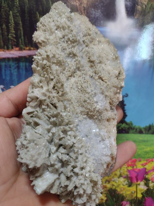 Минералите са   кварц галенид пирит и калцит от родопите