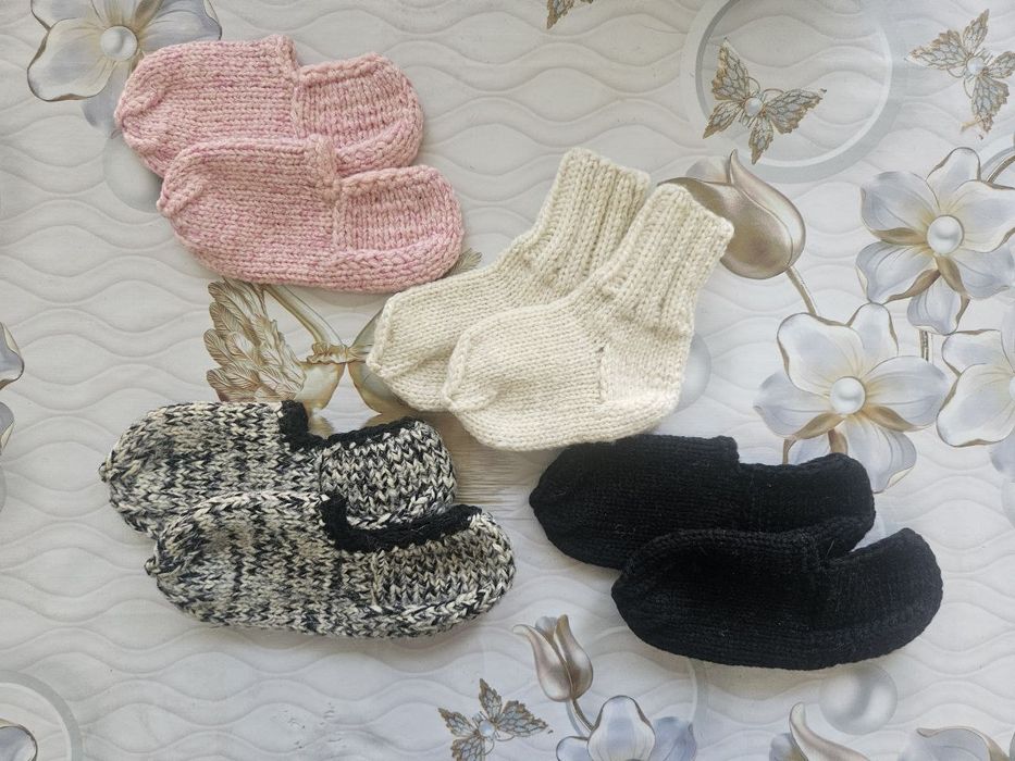 Носки вязаные для взрослых и пинетки для детей