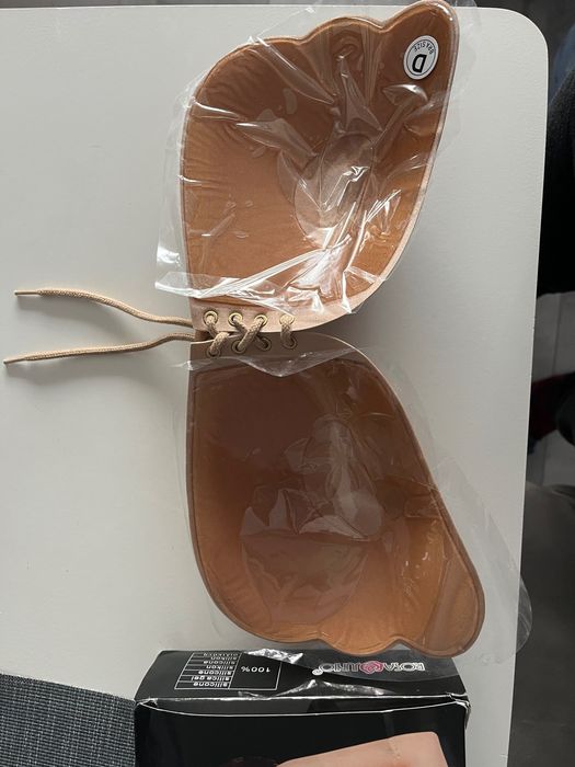 Самозалепващ се сутиен