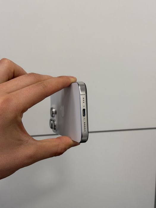 Продавам iPhone 16 PRO 512 GB