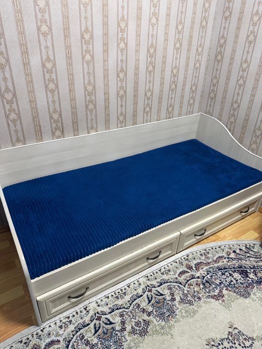 Продается детская кровать и стол