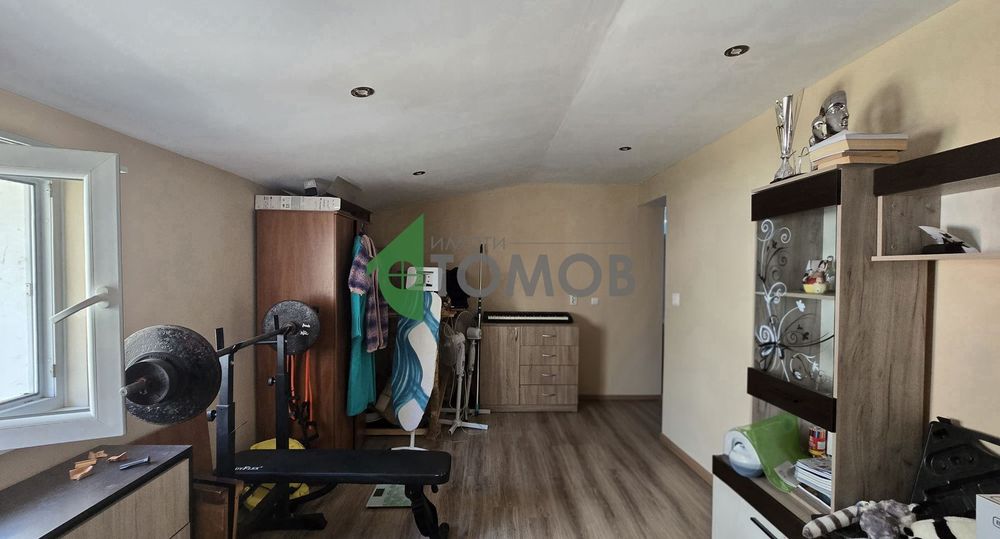 Двуетажна монолитна къща в район Широк Център