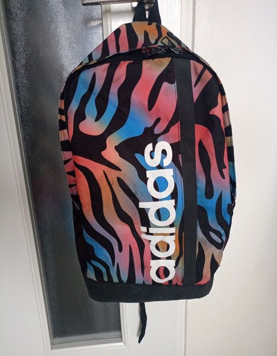 Vând rucsac sport Adidas produs de calitate, original,urme de folosire