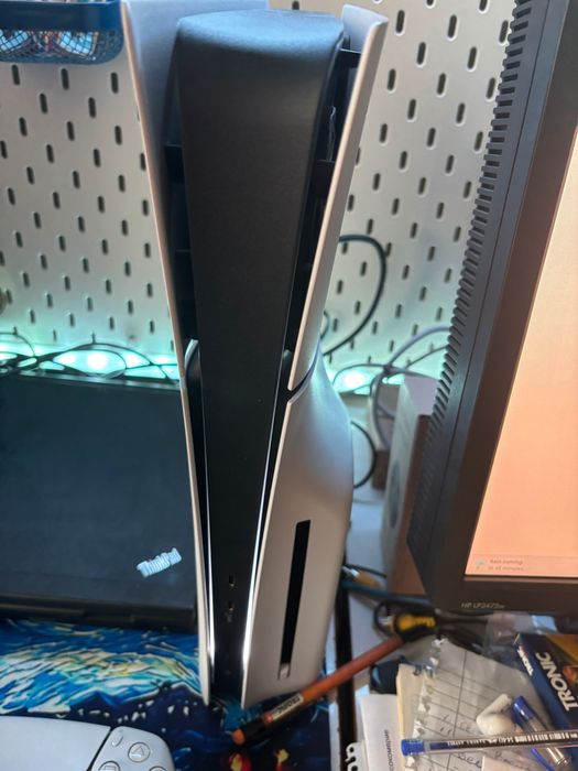 Плейстешън 5 с два джойстика и шест з игри