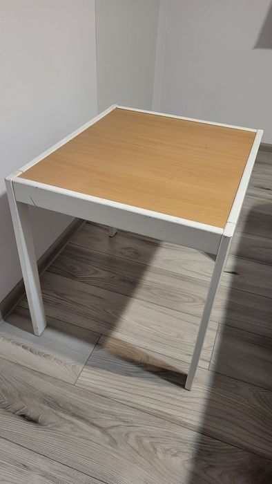 Masa cu scaune pentru copij. Uzate dar un stare buna