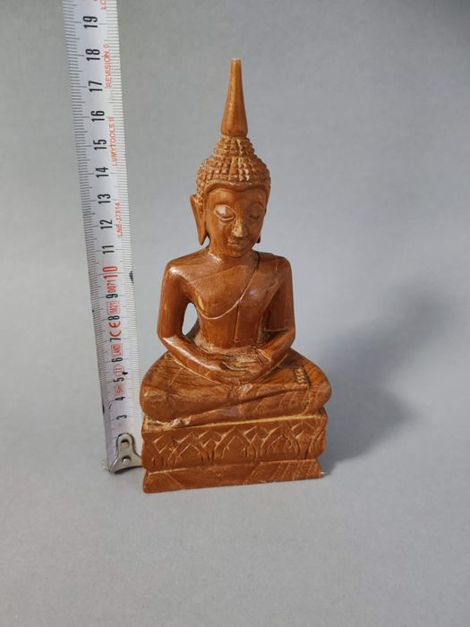 Statuie a lui Buddha așezat, sculptată manual, din lemn