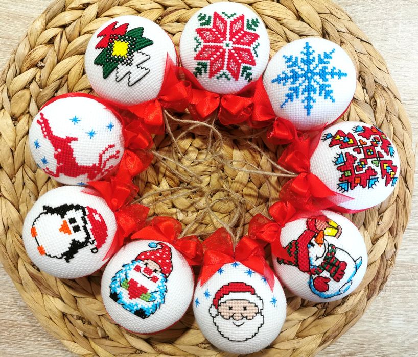 Ръчно бродирани коледени топки 6 см