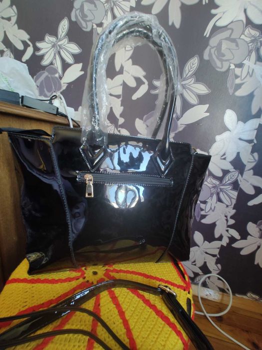 Дамска черна лачена чанта