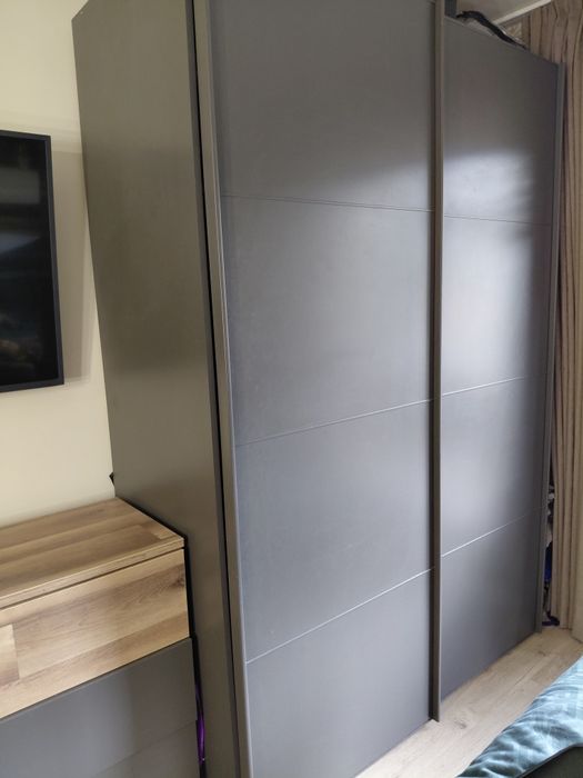 Гардероб с плъзгащи врати и скрин.