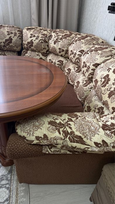 Продается гостиный диван с креслом