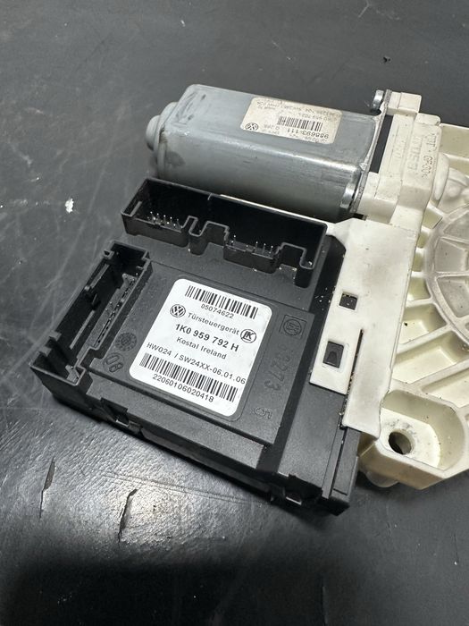 Motoras macara geam dreapta fata Volkswagen Vw Passat B6 1K0959792H