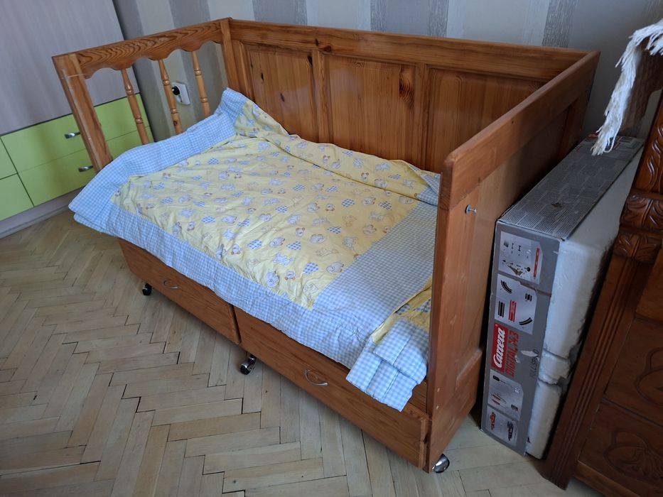 Детско легло от масивно дърво с чекмеджета.