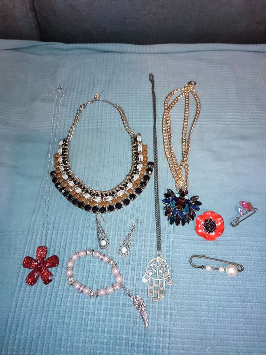 Set accesorii cu lantisoare , cercei si broșe noi