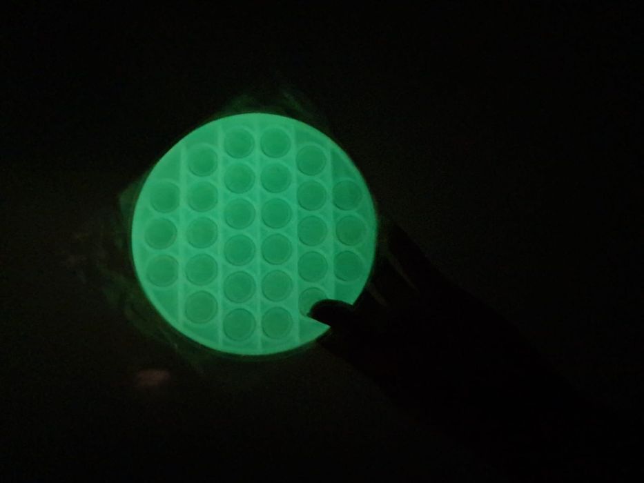 Игрушки поп-ит и симпл димпл.