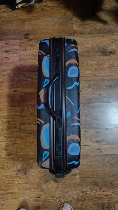 Пътнически куфар среден размер с колелца